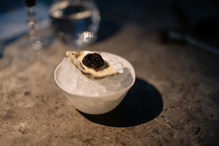 Kaviar paa oesters serveret paa is hos Alchemist